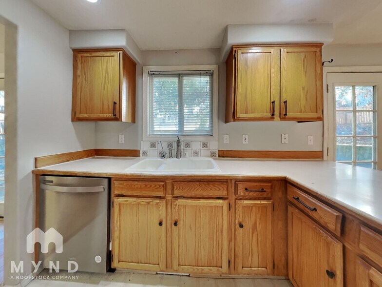 Building Photo - 11121 NE 92nd Cir