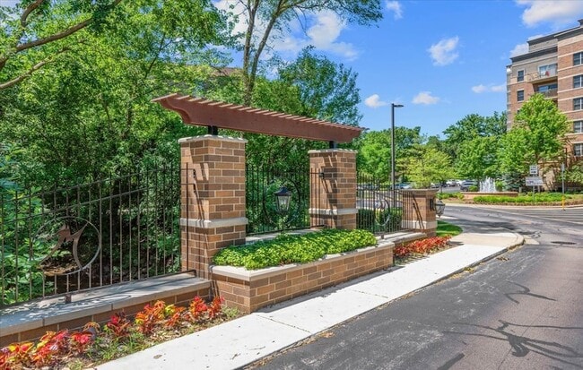 Building Photo - 125 Lakeview Dr