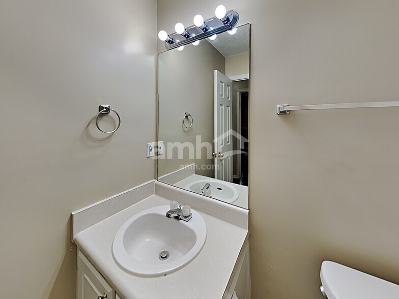 Building Photo - 611 Waterford Ln