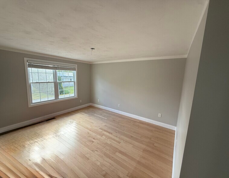 Dining room/extra space area - 2 2nd Ave