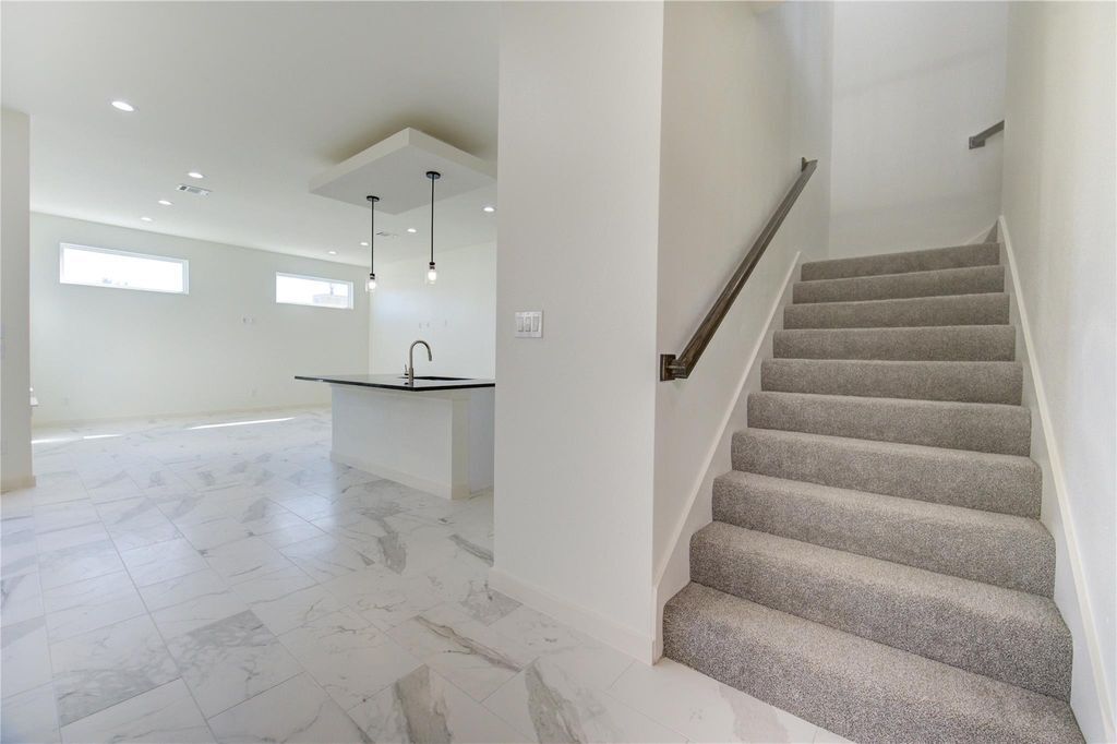 Building Photo - 2919 El Fenice Ln