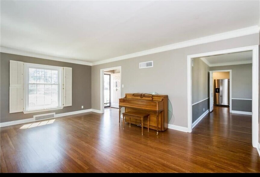 Building Photo - 724 W Gregory Blvd