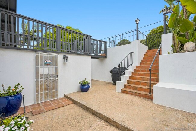 Building Photo - 215 N Granados Ave