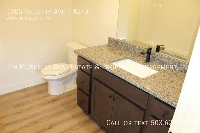 Building Photo - Upper level 2 bed/ 1 bath w/ 1 Assigned Pa...