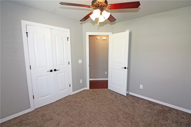 Building Photo - 902 SW Caprington St