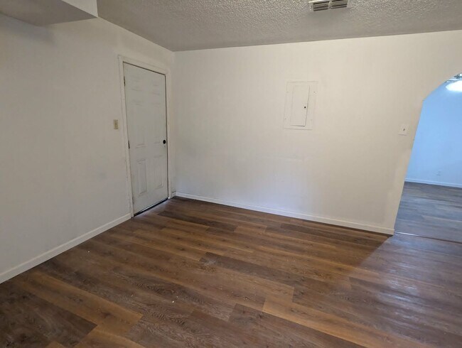 Building Photo - Spacious Updated 3 Bedroom Home