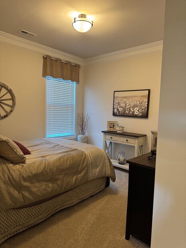 Building Photo - Beautiful 4 Bedroom Single Family Home