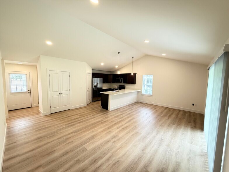 Building Photo - 2130 Carriage Hill Cir