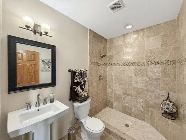 Building Photo - 443 Hilbrich Dr