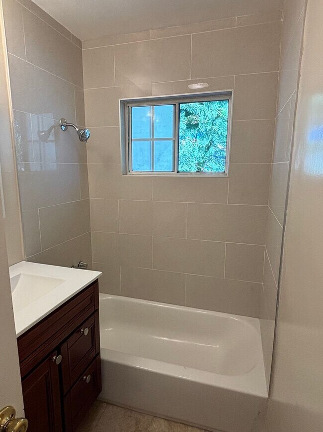 Building Photo - 2 bedroom 1 bath available now in East LA!