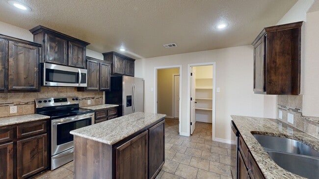 Building Photo - 2 WEEKS FREE RENT + $1,895 ONE STORY 4 BEDROOM WITH 3 FULL BATHS
