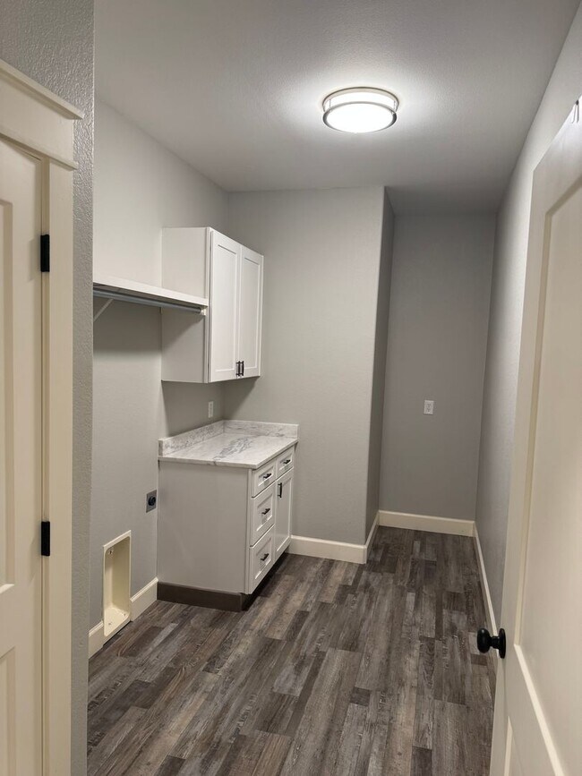 Building Photo - Modern 3-bed/2-bath!