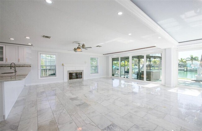 Building Photo - 551 Crystal Dr