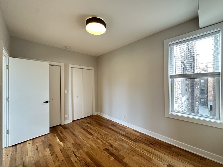 Building Photo - 661 W Wrightwood Ave