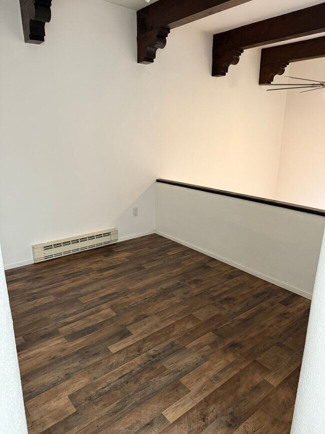 Building Photo - Townhome Near Old Town and Sawmill District