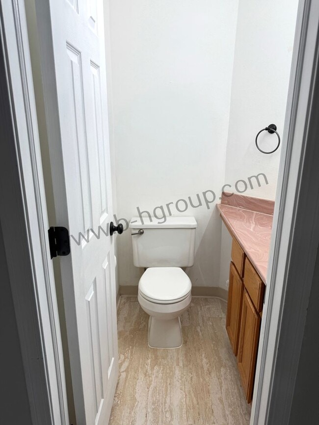 Building Photo - Rare Find!