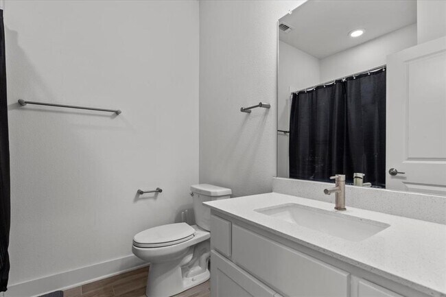 Building Photo - 2516 Simond Ave