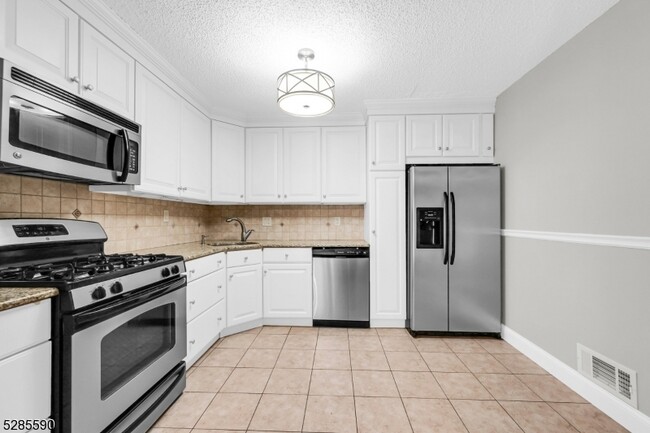 Building Photo - 116 Raintree Ln
