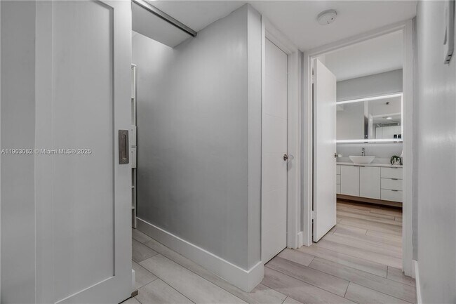 Building Photo - 100 Lincoln Rd