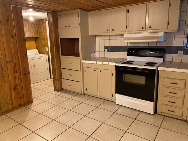 Building Photo - 3 Bedroom, 2 Bath home just outside of Liv...