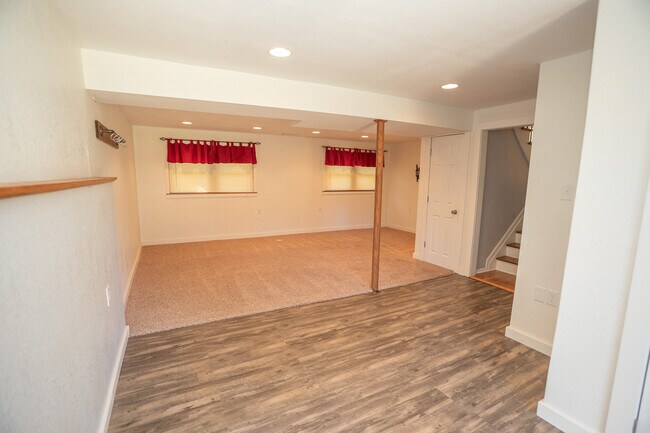 Building Photo - 710 Earl Lee Dr