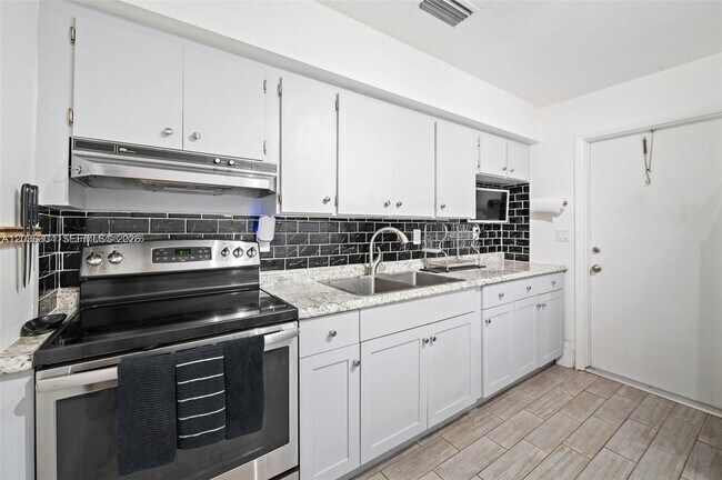 Building Photo - 5120 SW 26th Ave