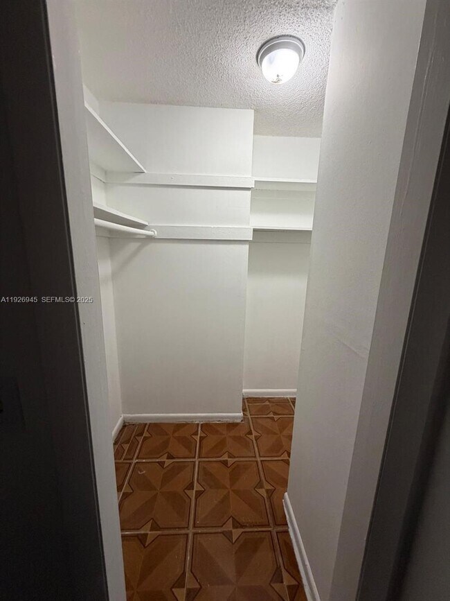 Building Photo - 15205 NE 6th Ave