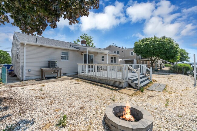 Building Photo - 205 S Shore Dr