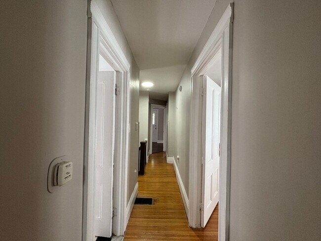 Building Photo - 4 Bedroom Park Ave House - 2 Full Baths, D...