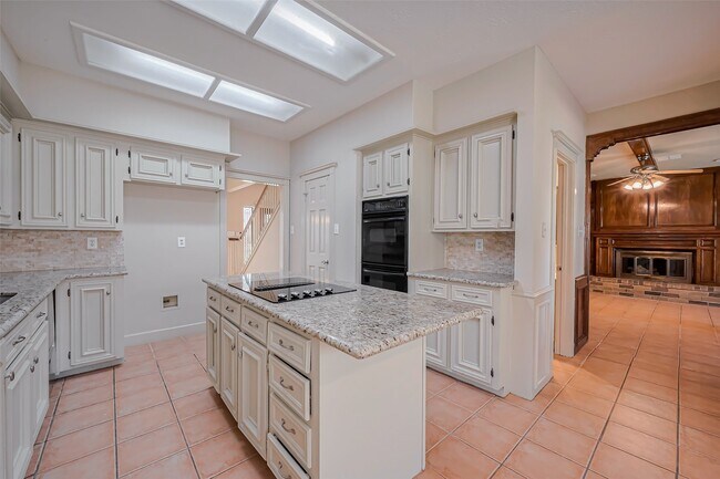 Building Photo - 2727 Raintree Dr