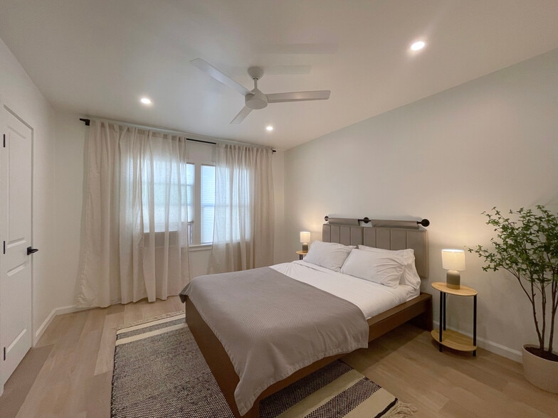 Building Photo - 813 W Beach Ave