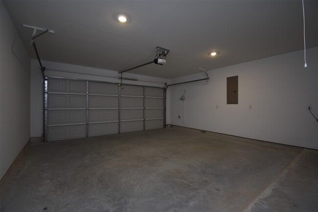 Building Photo - 6303 Golden Seaton Dr