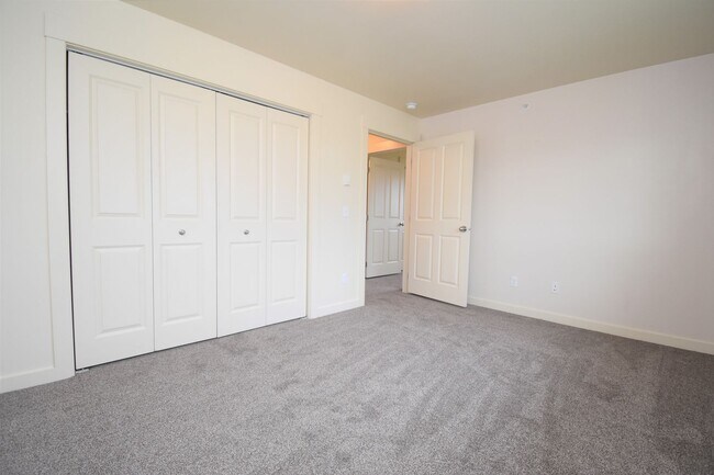 Building Photo - Centrally Located TOP Floor 2b w/ Private ...