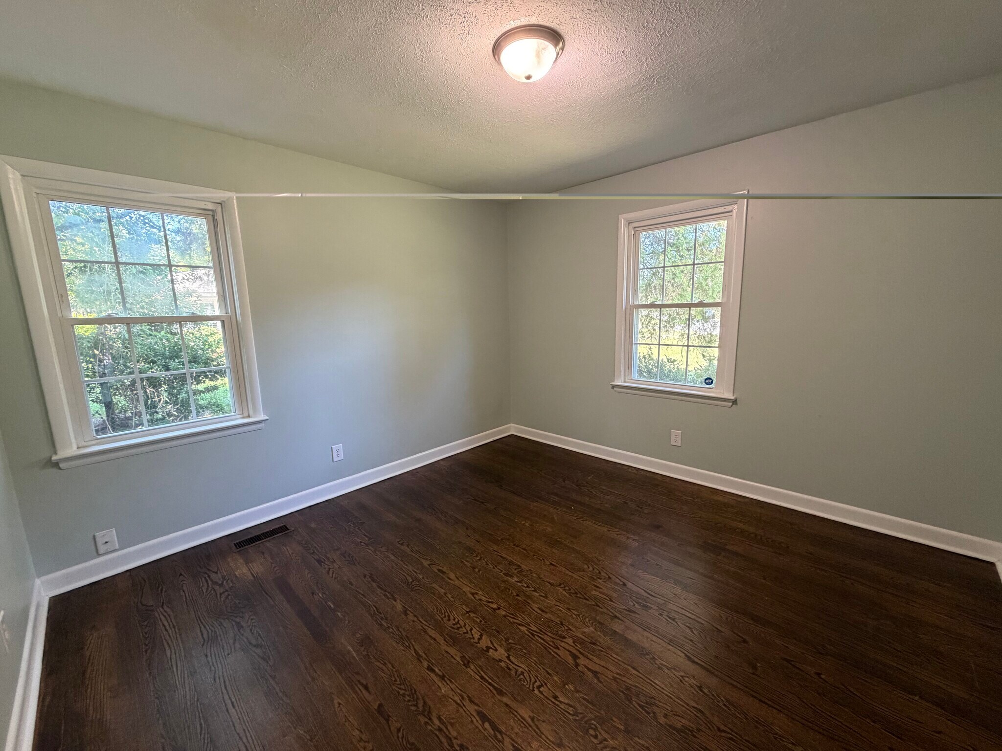 Building Photo - 127 Oak Circle Dr