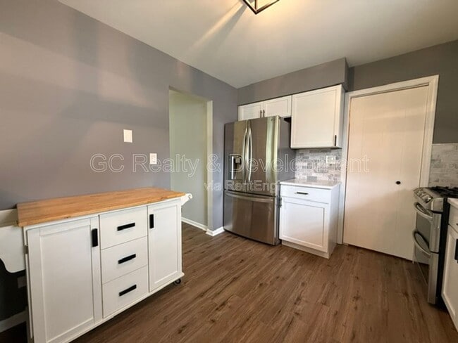 Building Photo - 1686 Grosvenor Cir