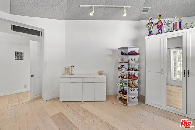 Building Photo - 3614 Malibu Country Dr