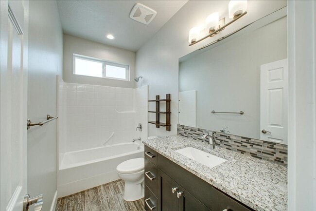 Building Photo - Beautiful Home in Desired Hazelwood Subdiv...