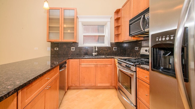 Building Photo - 1910 W Armitage Ave