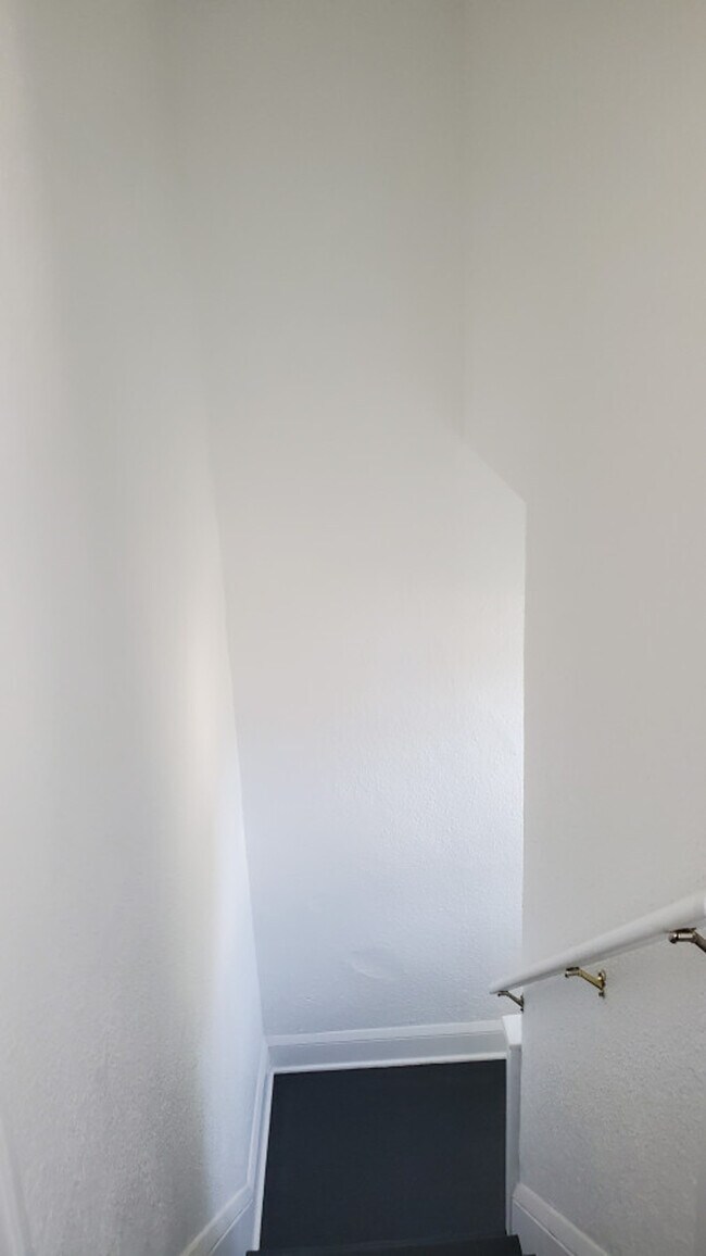 Building Photo - 1916 N Oliver Ave