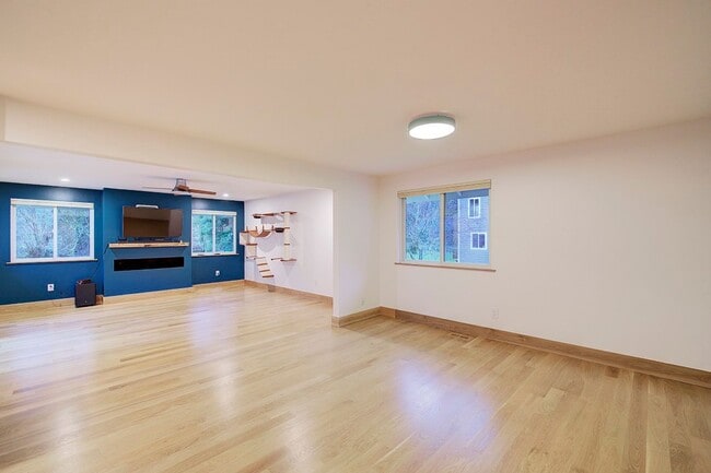 Building Photo - 3Bd/2.25Ba North Bend House