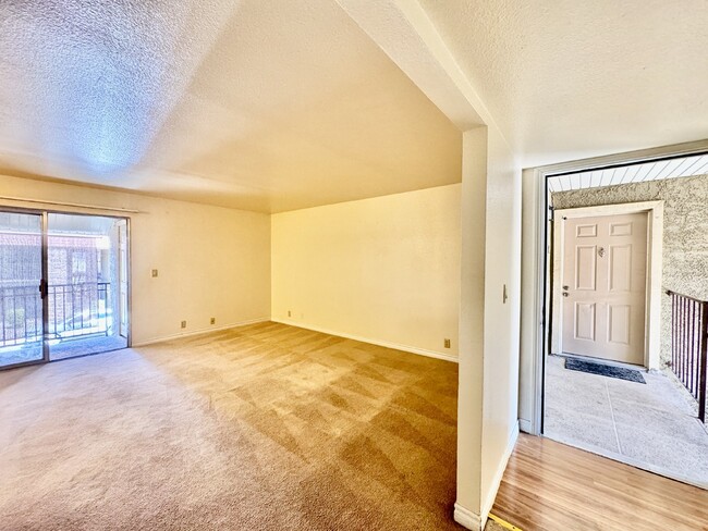 Building Photo - Lovely 2 Bed, 2 Bath Upstairs Condo for Re...