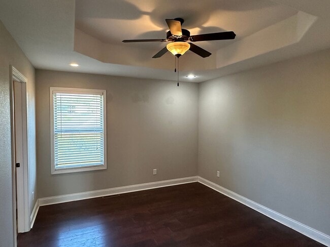 Building Photo - 4 Bedroom 3 Bath 2 Stall Garage in Waynesville - Available with 30 day notice