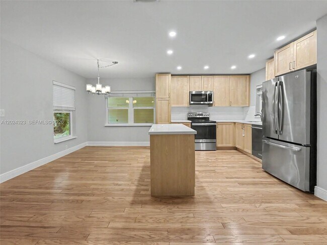 Building Photo - 7601 SW 64th Ct