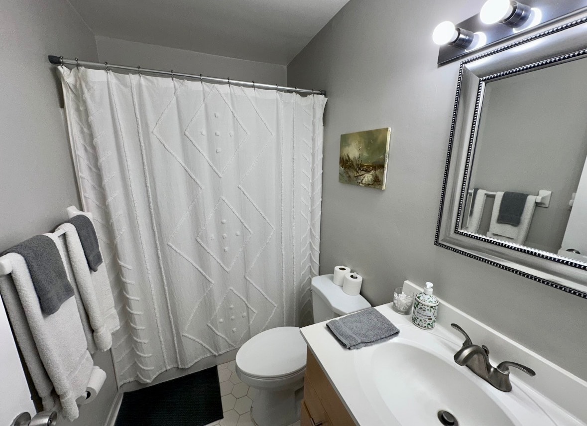 Hallway bathroom - 9601 9th View St