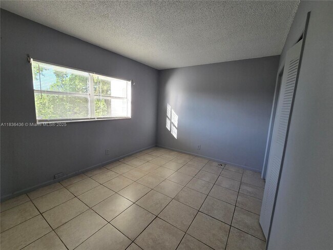 Building Photo - 405 SW 13th Pl