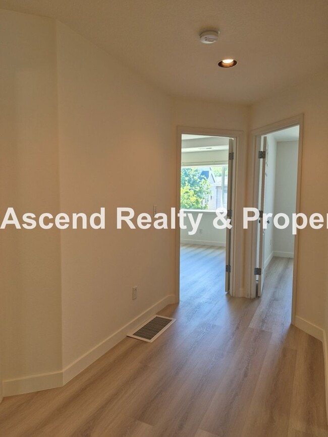 Building Photo - Available NOW! Updated in Arbor Roses 3Bed...