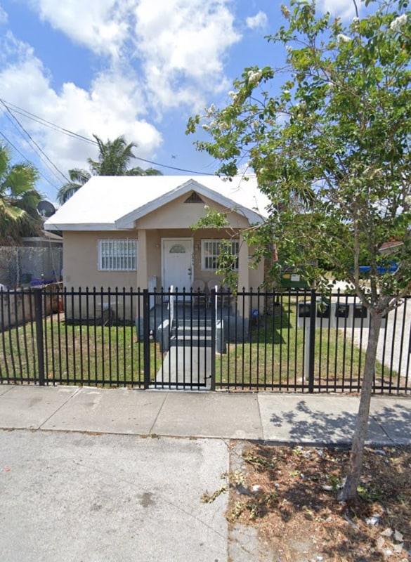 Building Photo - 2844 NW 22nd Ct