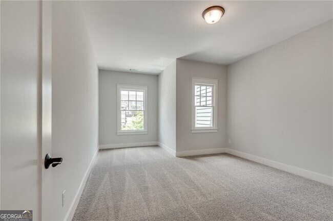 Building Photo - 425 Maplewood Dr
