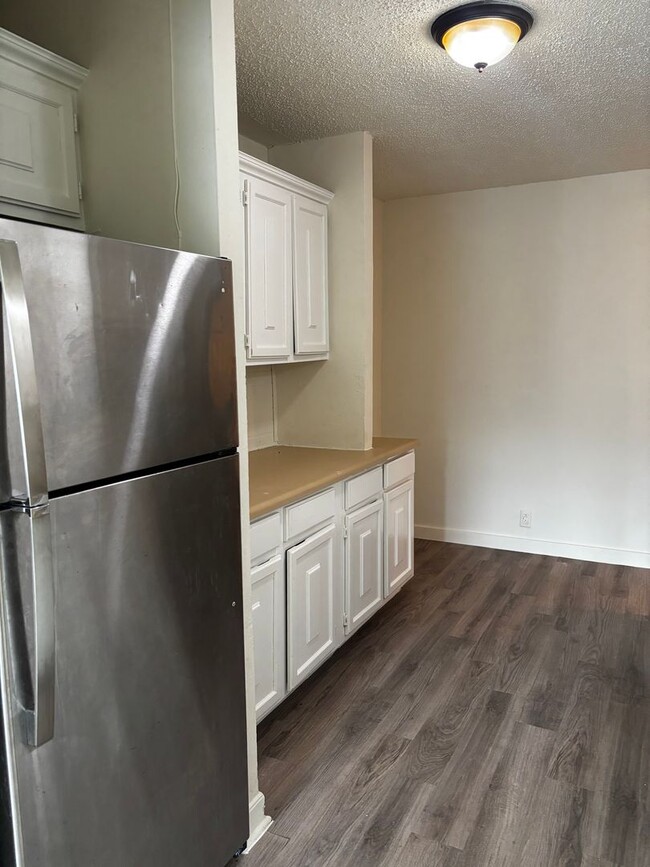 Building Photo - 4 Bedroom 2 Bath