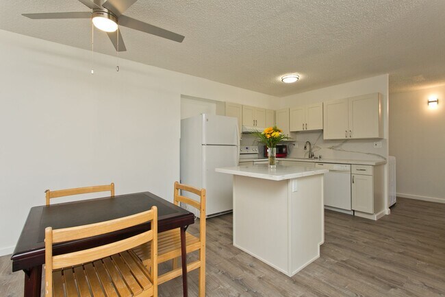 Building Photo - Waikiki 2 BD 1 Gated PRK w/ Washer/Dryer in Unit